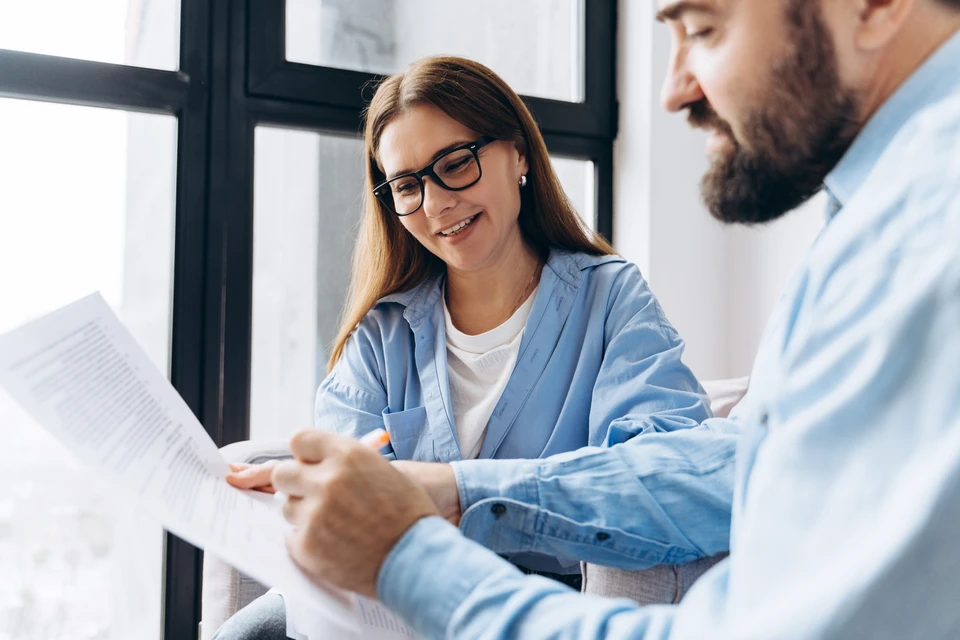Mâles de travailleurs masculins utilisant la dimension de contrôle des mesures sur le cadre de fenêtre en aluminium sur le chantier de construction